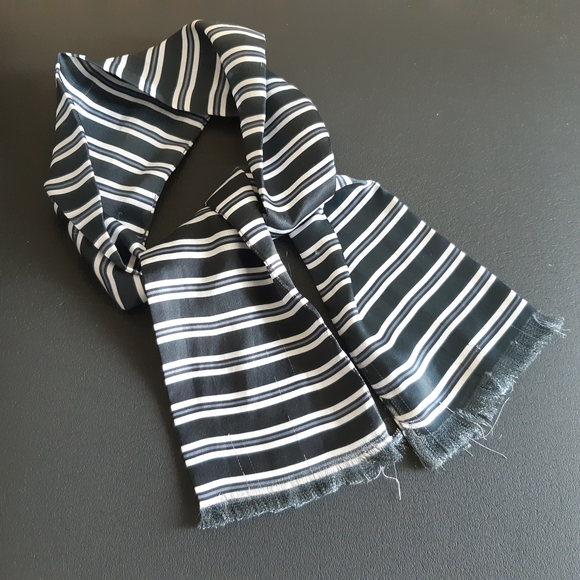 Black and White Striped Scarf - Picture 4 of 4